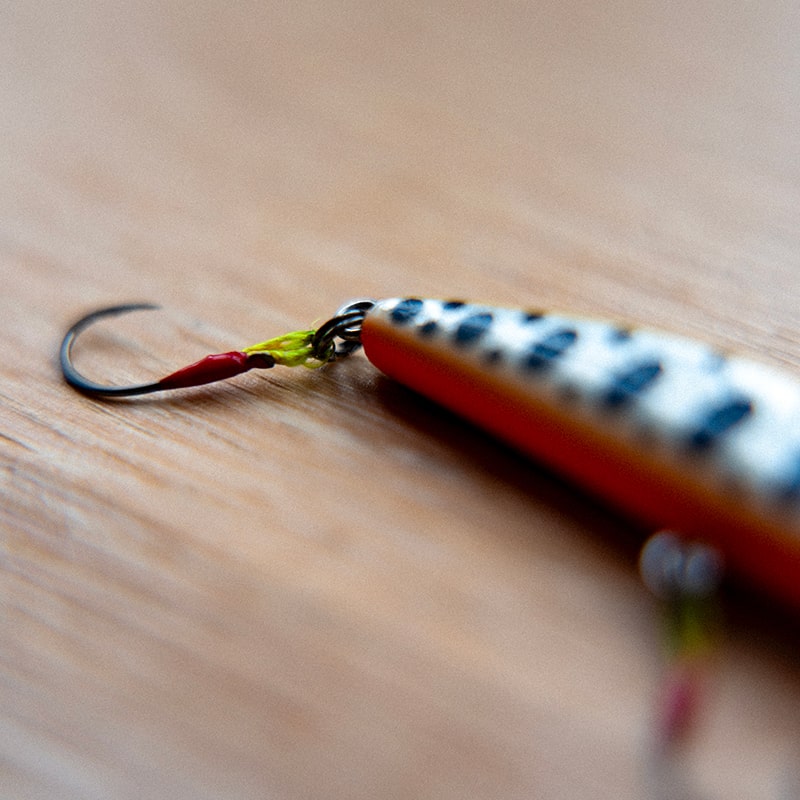 Leurre de pêche pour la truite équipé d'un assist hook, fabriqué par l'Atelier Goujon