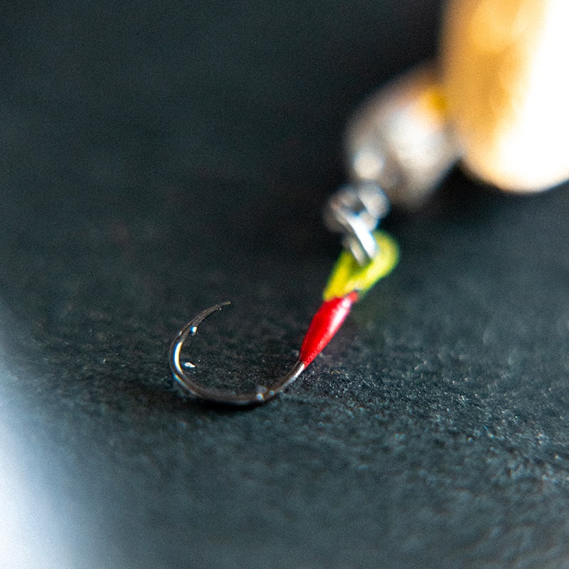 Accessoire de pêche : assist hook monté sur un leurre spécial truite, réalisé par l'Atelier Goujon